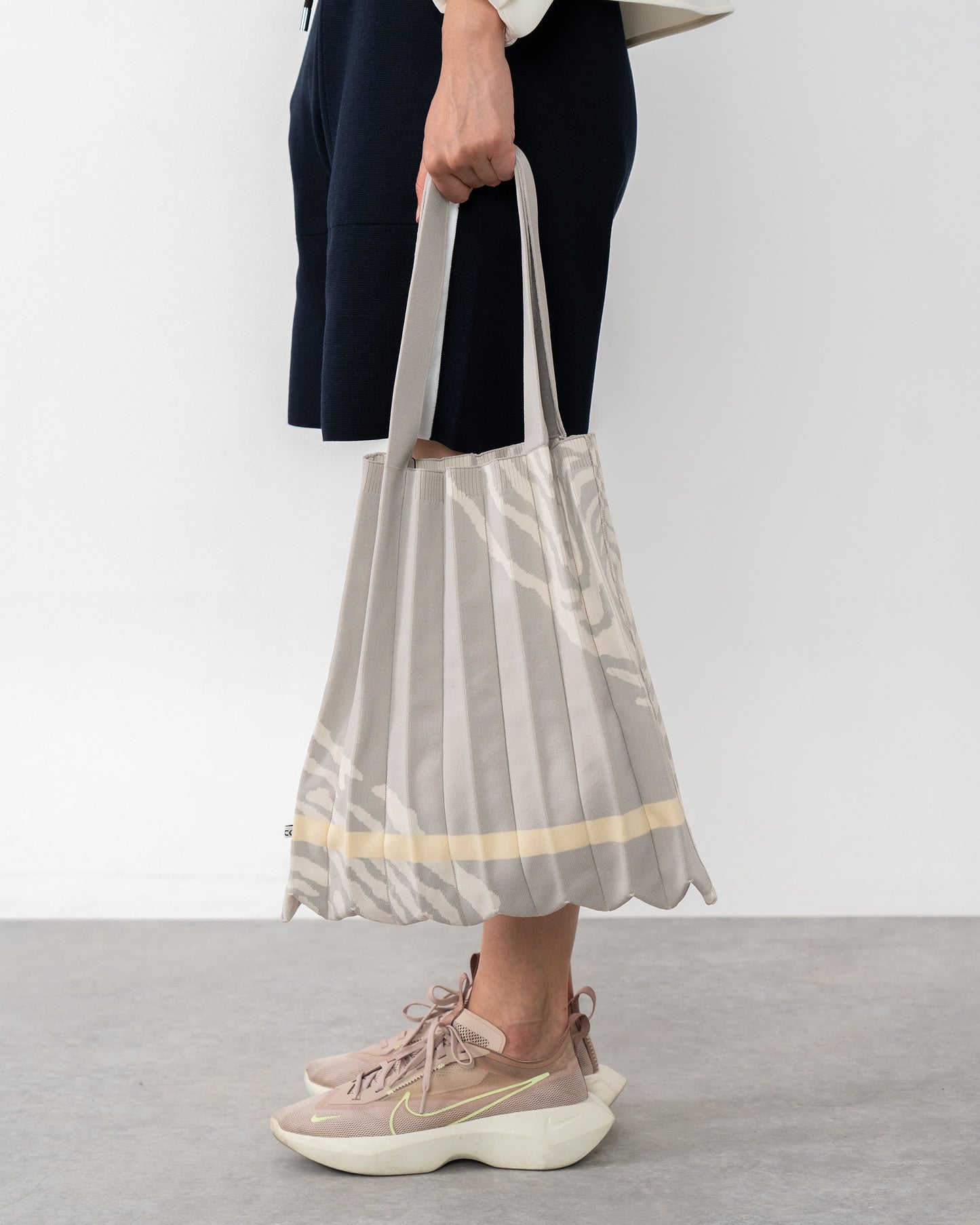 Wood cut Partten PLEATS KNIT BAG-Greige