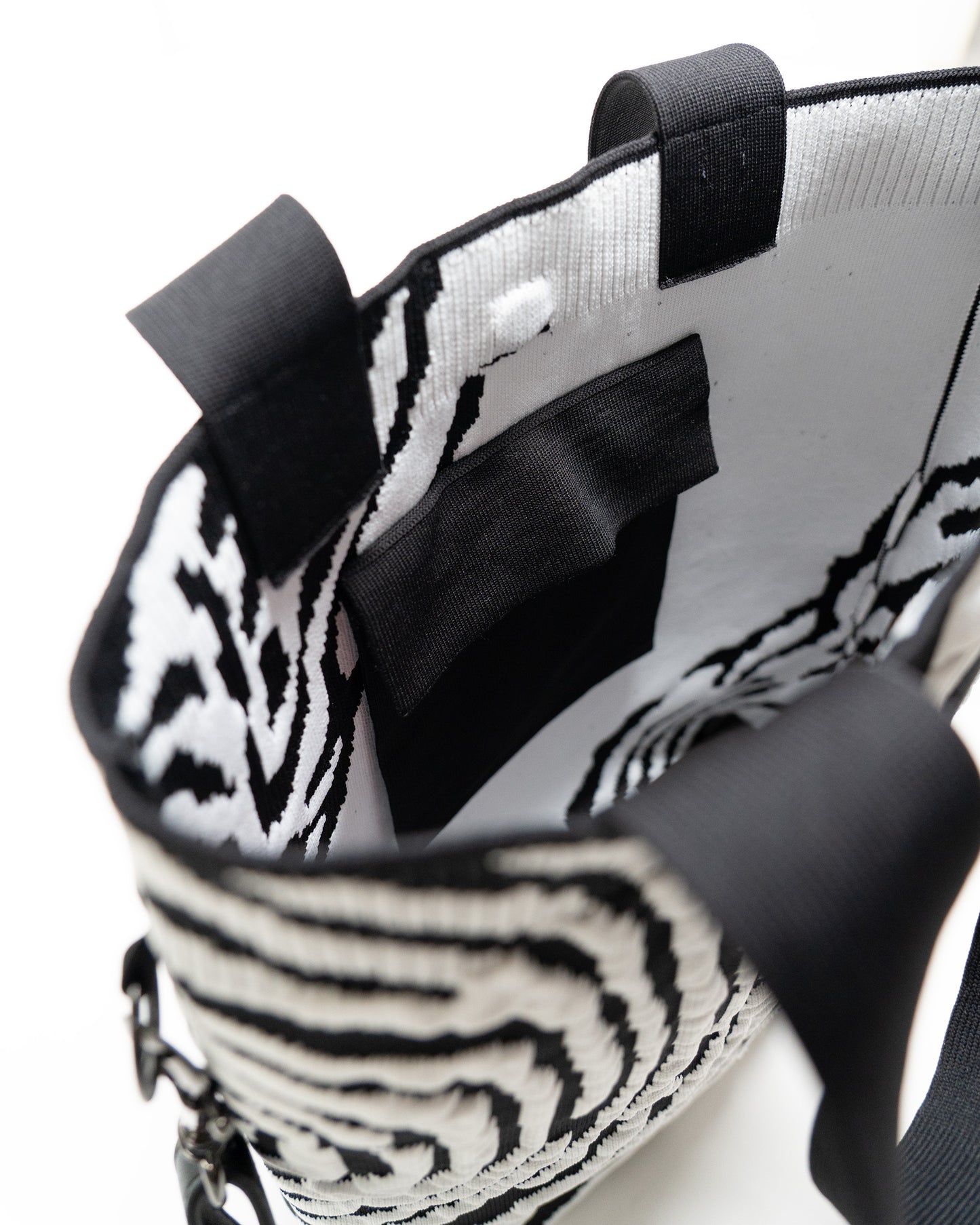 Wood cut Jacquard TOTE-BLACK