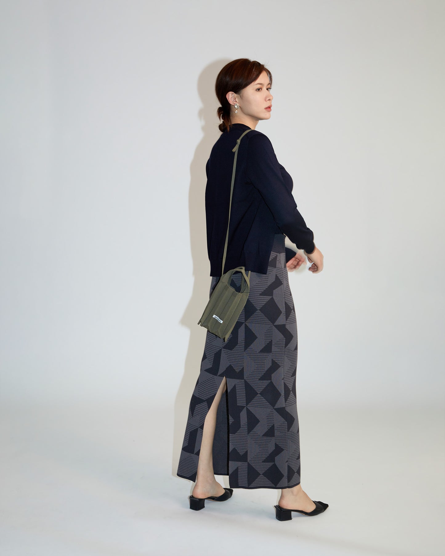 PLEATS PHONE POUCH-Kahki