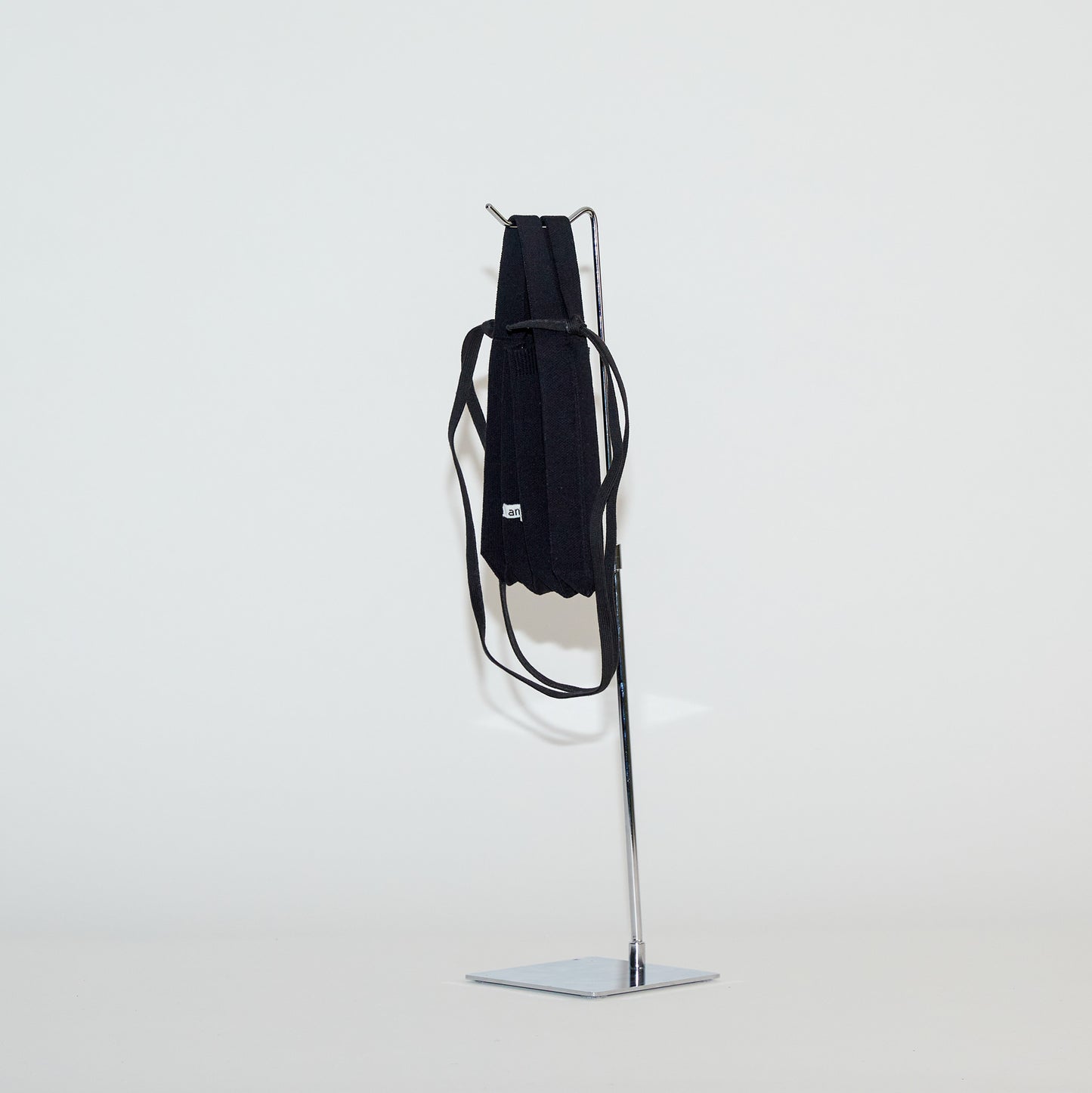 PLEATS PHONE POUCH-Black